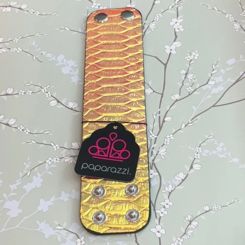 ❄️ Paparazzi | Shimmering Gold Bracelet Galactic Galapagos Urban Snap Bracelet